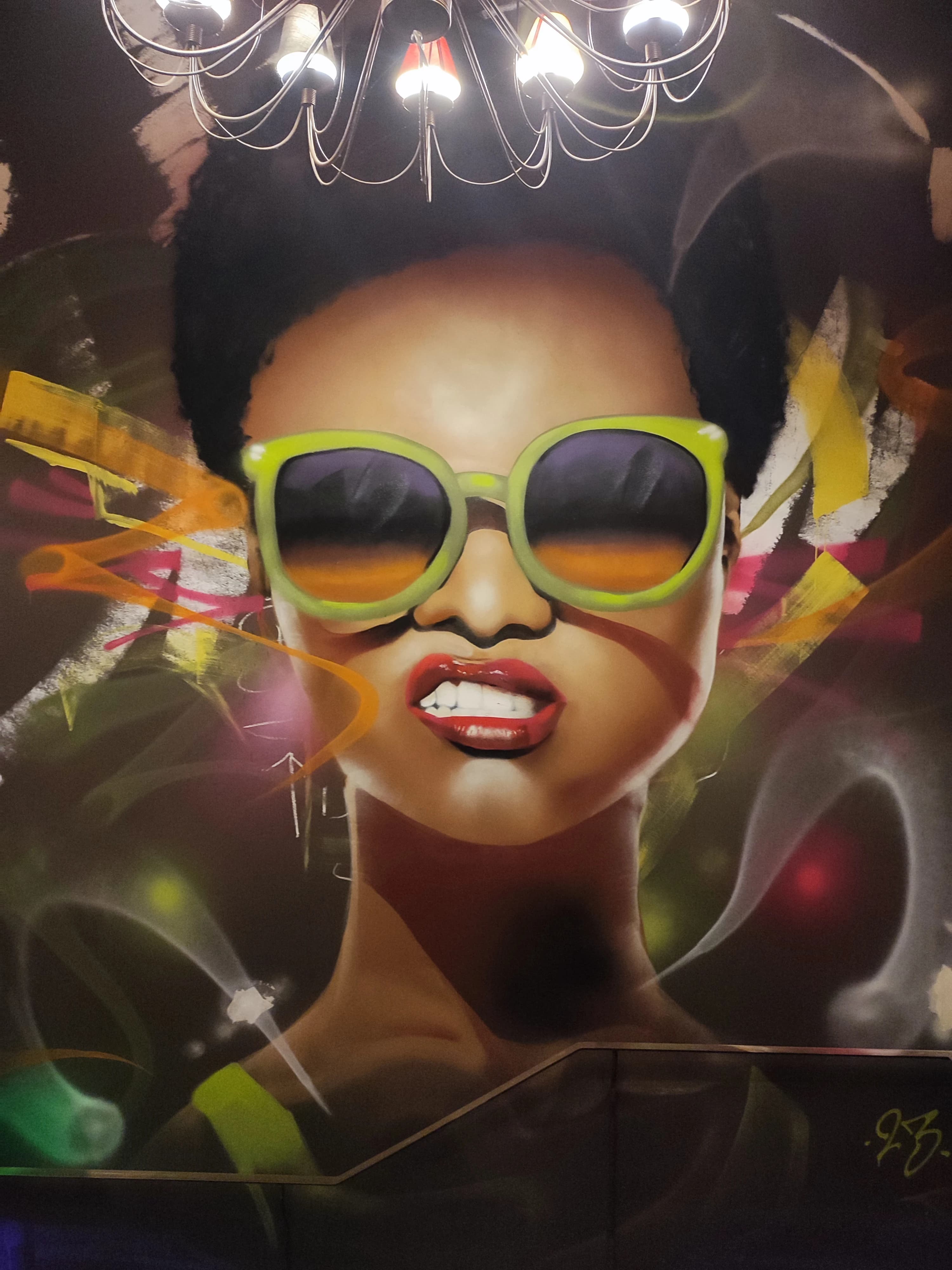 Portrait stylisé de femme africaine avec couleurs vives et détails réalistes