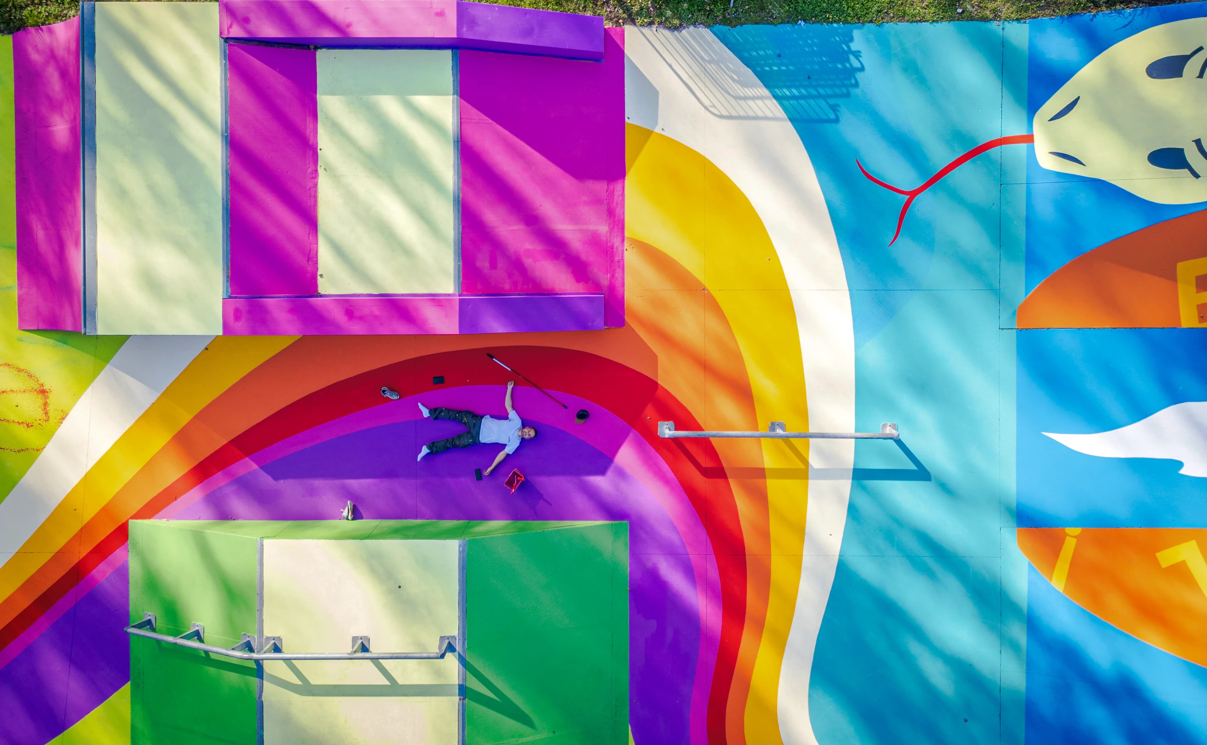 Vue aérienne d'un atelier participatif avec fresque géométrique multicolore