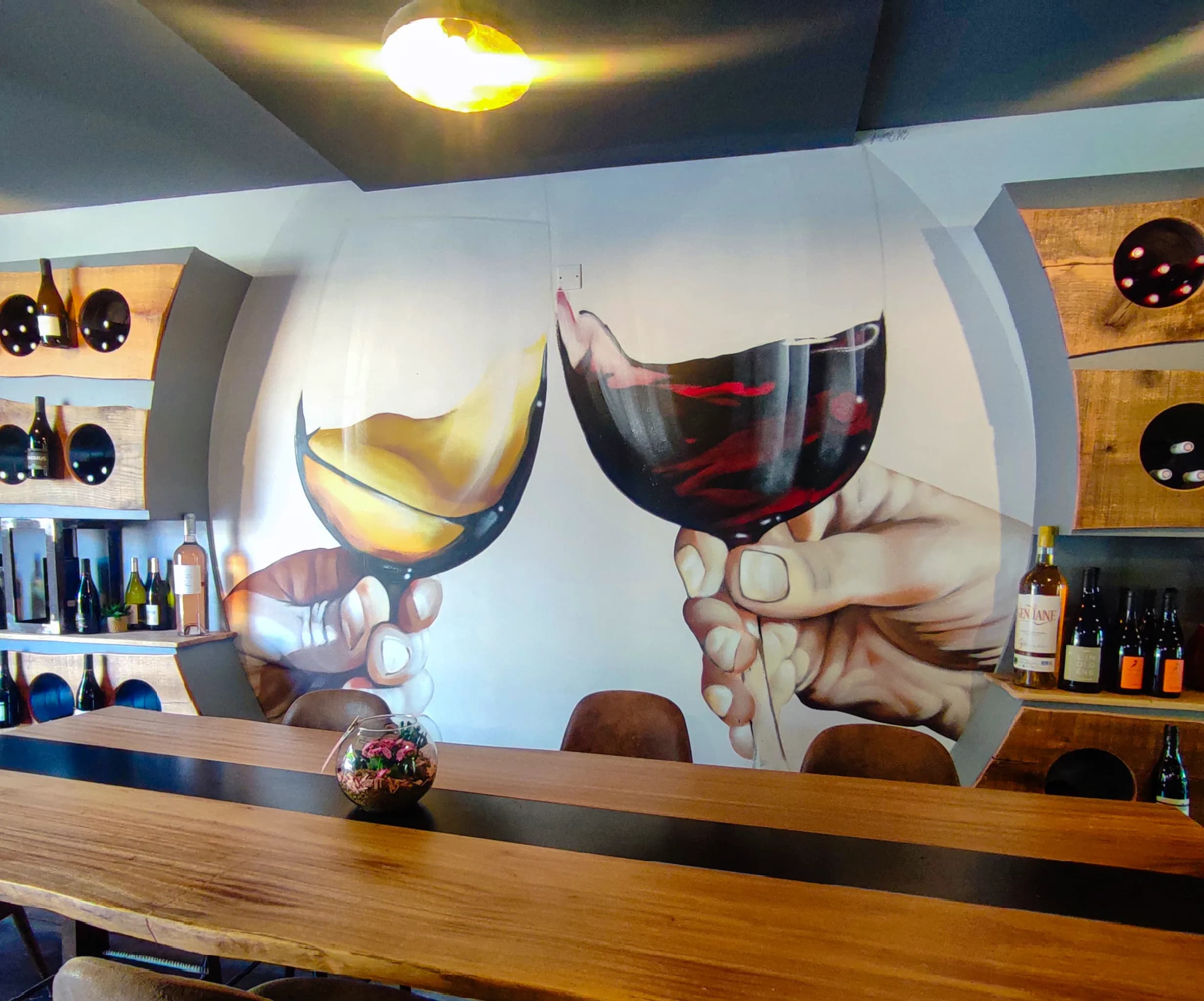 Fresque murale réaliste avec mains de femme tenant deux verres de vin